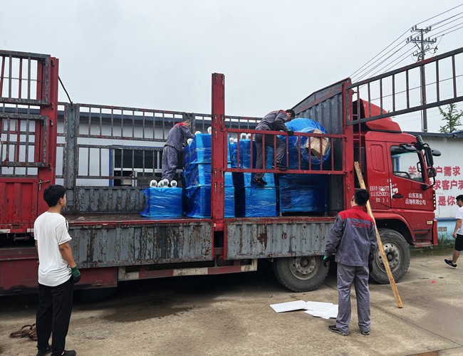 廣東魚(yú)片加工客戶1200L真空滾揉機(jī)配200L小料車20臺(tái)發(fā)貨現(xiàn)場(chǎng)