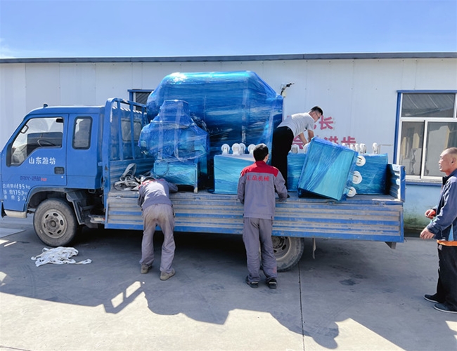 臨沂食品廠訂購1200L真空滾揉機(jī)1臺(tái)，50L實(shí)驗(yàn)型真空滾揉機(jī)1臺(tái)，200L不銹鋼料車6臺(tái)發(fā)貨