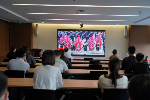 0930新聞稿—中共駐馬店市產業(yè)投資集團有限公司委員會 組織收看烈士紀念日向人民英雄敬獻花籃儀式現場直播64.png